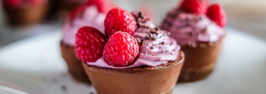 RAW Czekoladowe babeczki z malinami