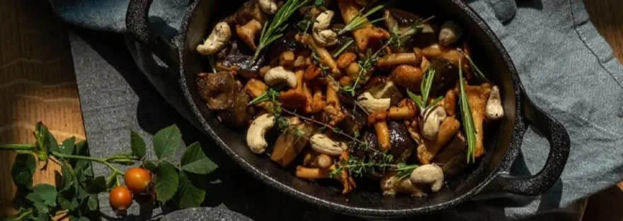 Grzyby leśne w winie z orzechami nerkowca