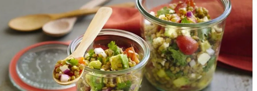 Sałatka z soczewicy z awokado i serem