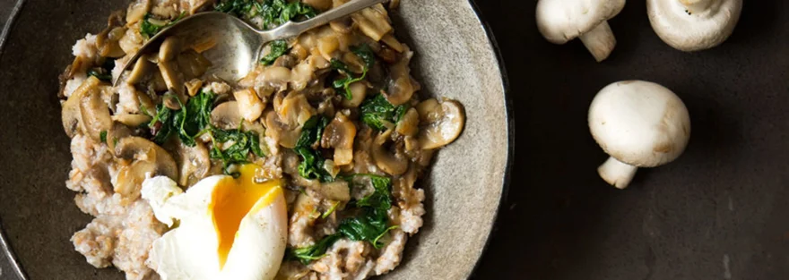Owsianka z grzybami, szpinakiem i jajkiem w koszulce