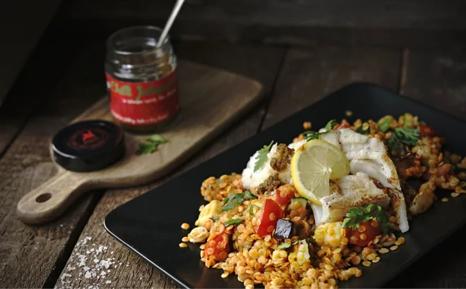 Dorsz z pikantną prażoną czerwoną soczewicą