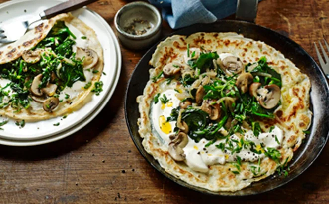 Pieczone naleśniki razowe z czosnkiem niedźwiedzim