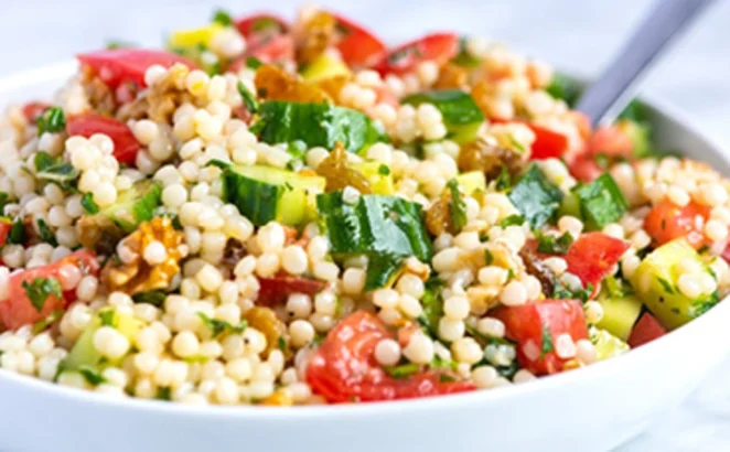 Kuskus z surówką z pieczonej papryki