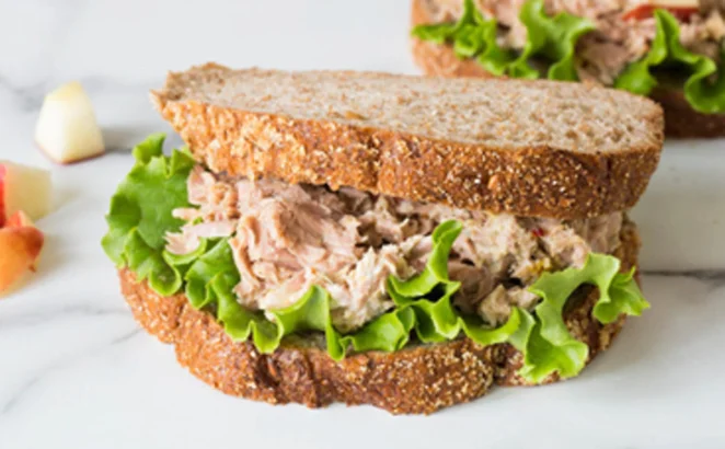 Chleb z pastą z tuńczyka