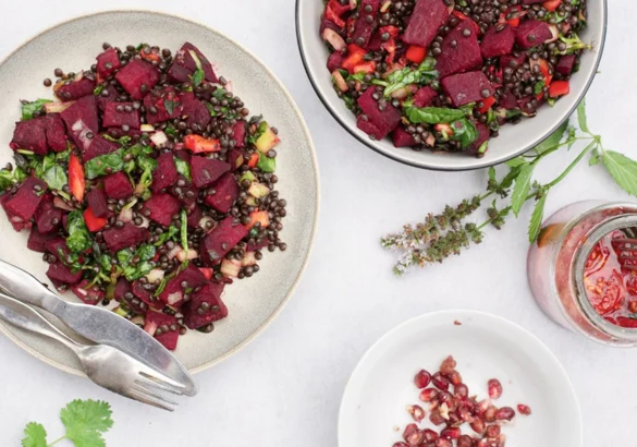Sałatka z czarnej soczewicy i pieczonych buraków z ghee i świeżymi ziołami