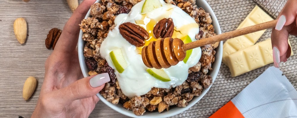 Granola z jabłkami, cynamonem i białą czekoladą Grizly