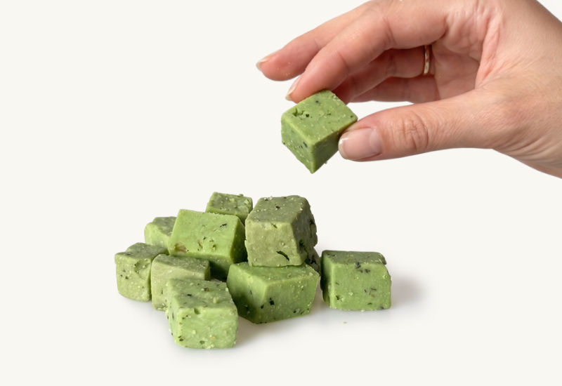 Butelka ketchupu i pomidory