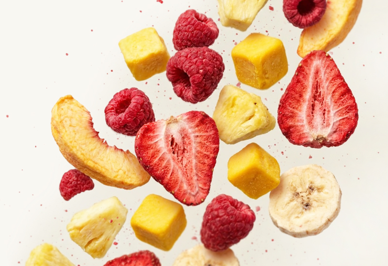 Butelka ketchupu i pomidory