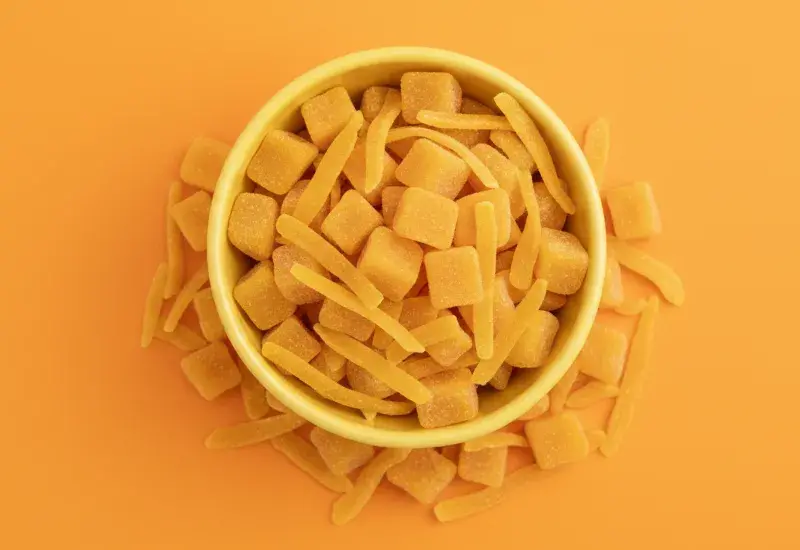 Butelka ketchupu i pomidory