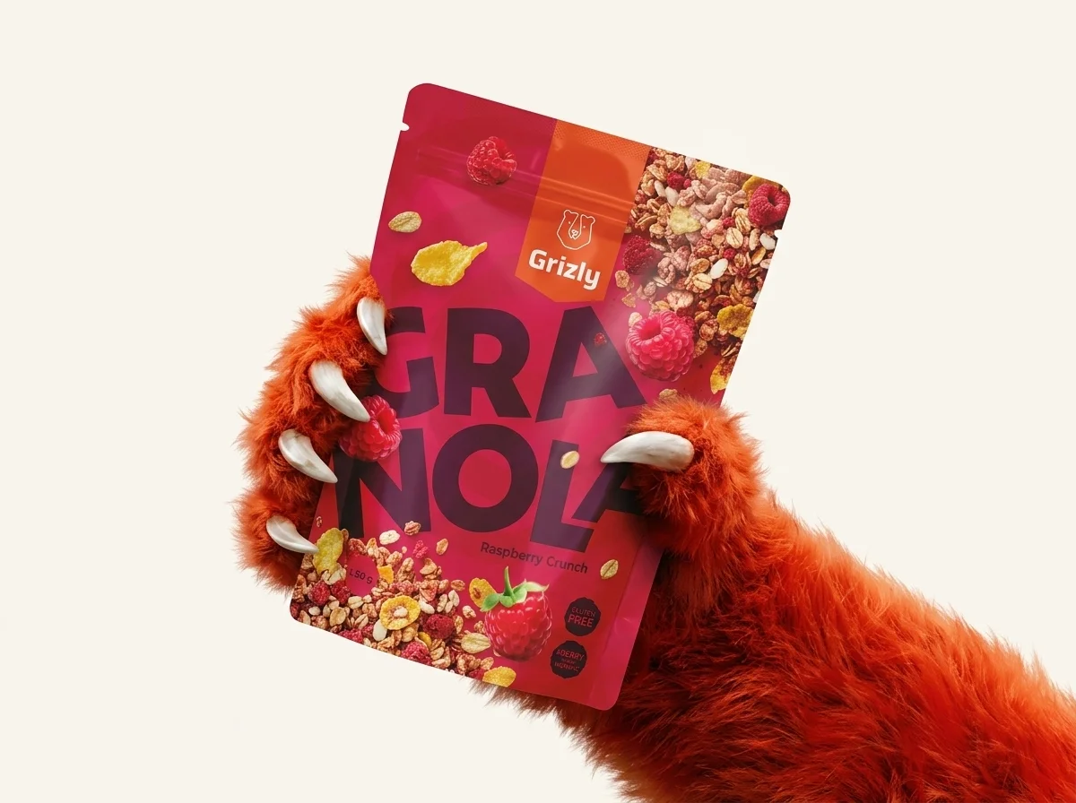 grizly łapa trzyma opakowanie