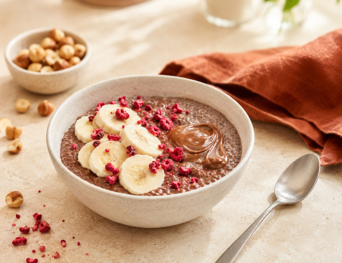 Czekoladowy pudding chia z bananem, kremem z orzechów laskowych i liofilizowanymi malinami.