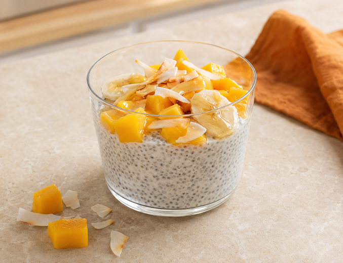 Kokosowy pudding chia z mango, bananem i płatkami kokosa