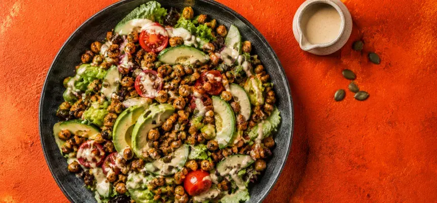 Plant-based sałatka z chrupiącą ciecierzycą i dressingiem tahini