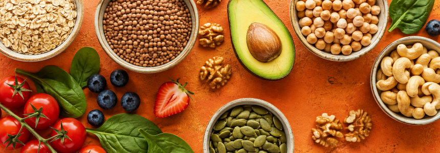 Wybór kolorowych plant-based dań i roślinnych składników