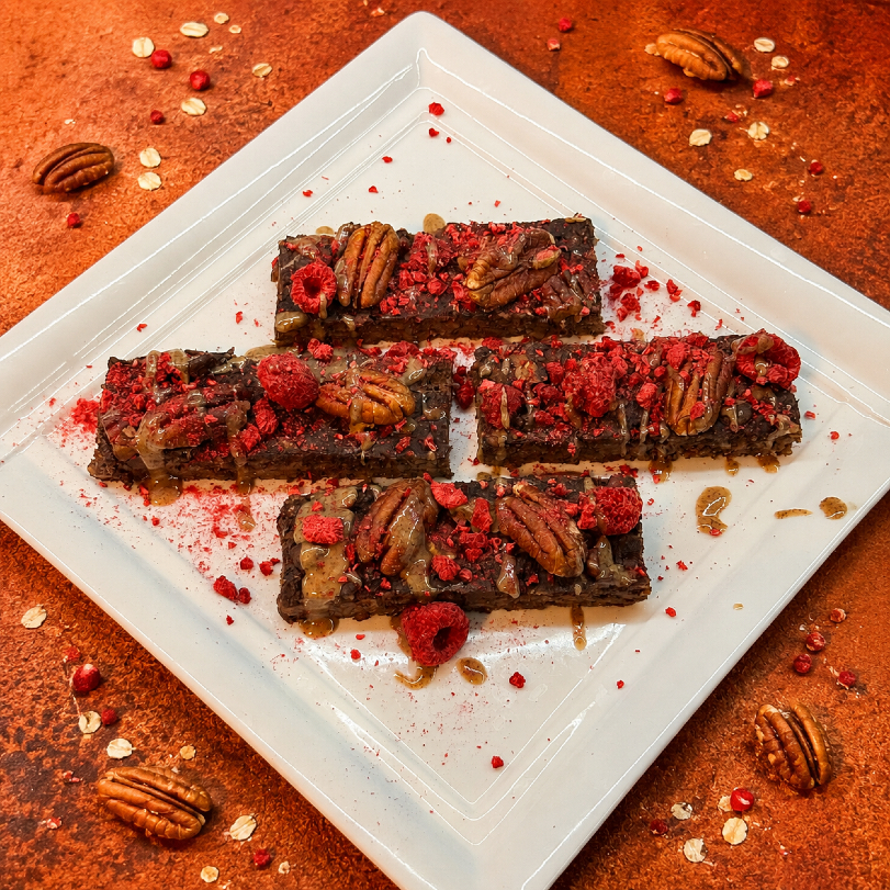 Power baked oats z czekoladą, malinami i orzechami