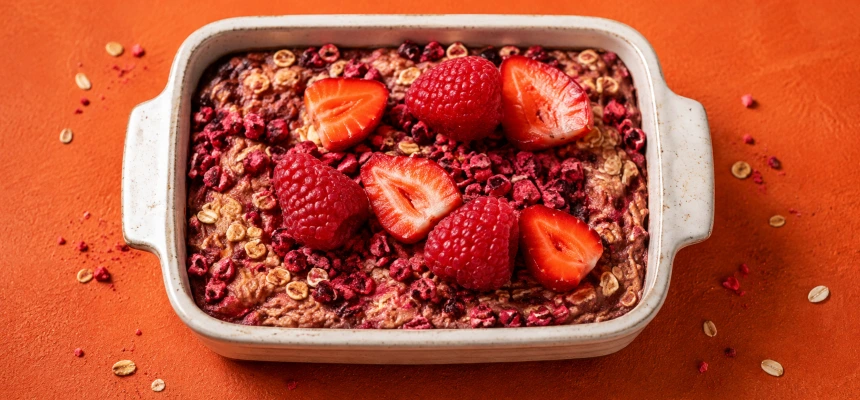 Baked oats z truskawkami, malinami i liofilizowanymi owocami