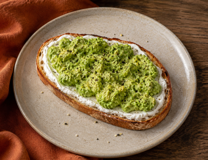 Toast z awokado i kremem serowym