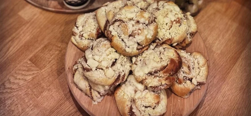 Drożdżowe bułeczki z nadzieniem orzechowym