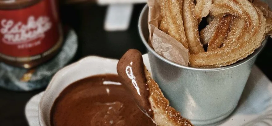 Churros z czekoladowym dipem