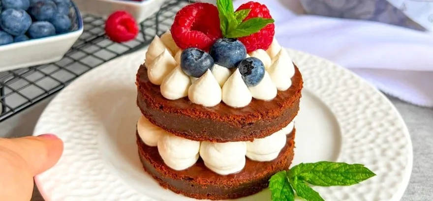 Czekoladowe ciasto cukiniowe ze świeżymi owocami