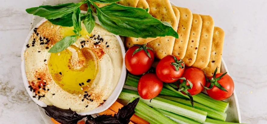 Domowe dipy, dressingi i sosy: najlepsze przepisy do mięsa i sałatek