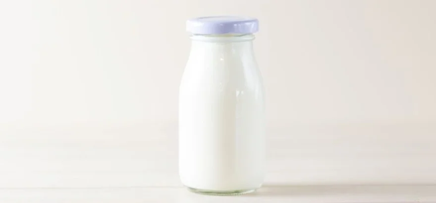 Nietolerancja laktozy: Jak rozpoznać objawy i co jeść, gdy mleko sprawia problemy?