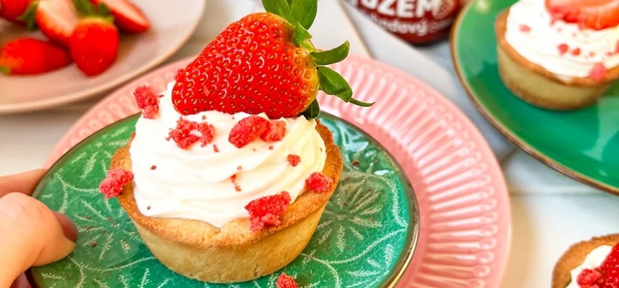 Przepisy z mąki migdałowej – babeczki truskawkowe