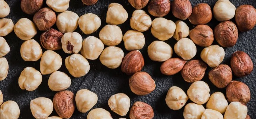 Jak obrać i pozbyć się skórek z orzechów laskowych