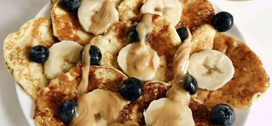 Przepisy z masłem orzechowym – naleśniki z greckim jogurtem, masłem orzechowym i owocami