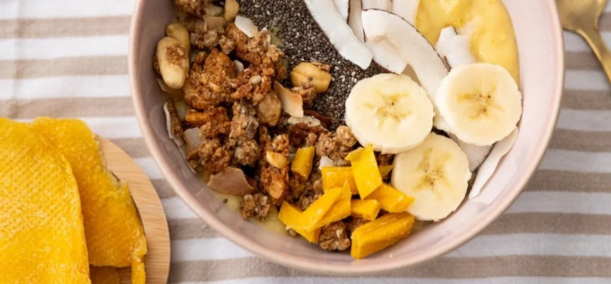 Smoothie bowl: Co to jest i przepis, jak zrobić ją w domu
