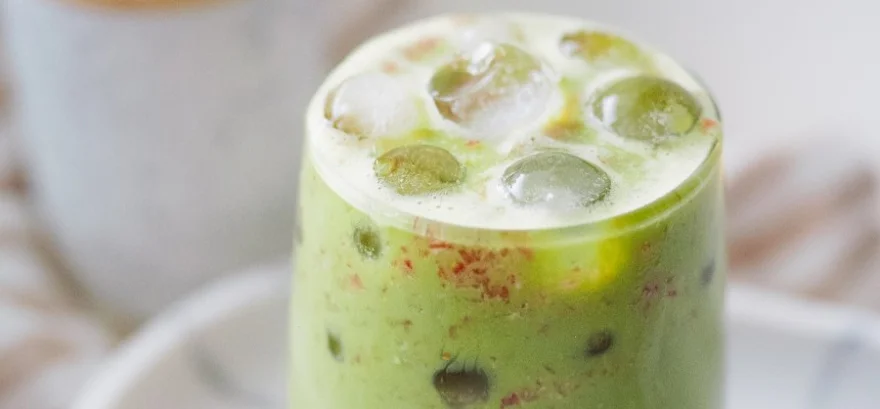 Matcha latte drink: Co to jest, jak smakuje i jak przygotować ją w domu?