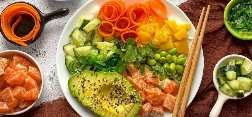 Domowy poke bowl: Podstawowy przepis, sos i 4 nowe warianty