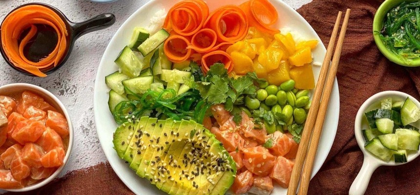 Domowy poke bowl: Podstawowy przepis, sos i 4 nowe warianty