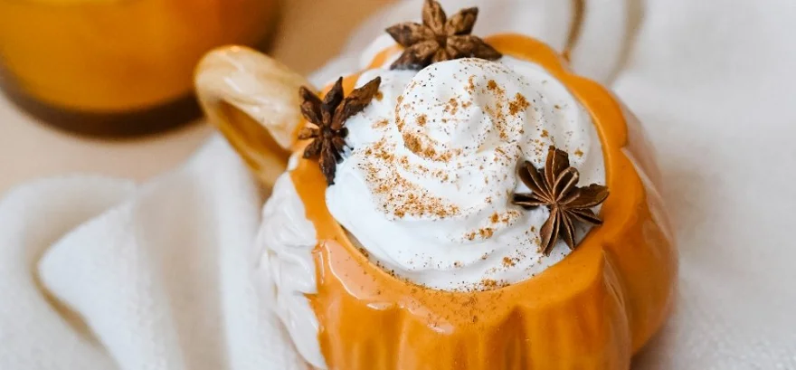 Pumpkin spice latte: jesienny napój, który zachwyca w filiżance i na Instagramie