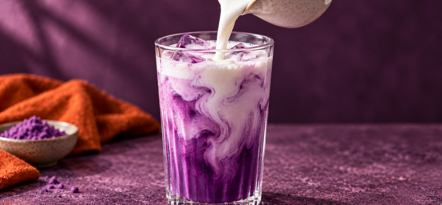 Nalewanie mleka do fioletowego ube latté