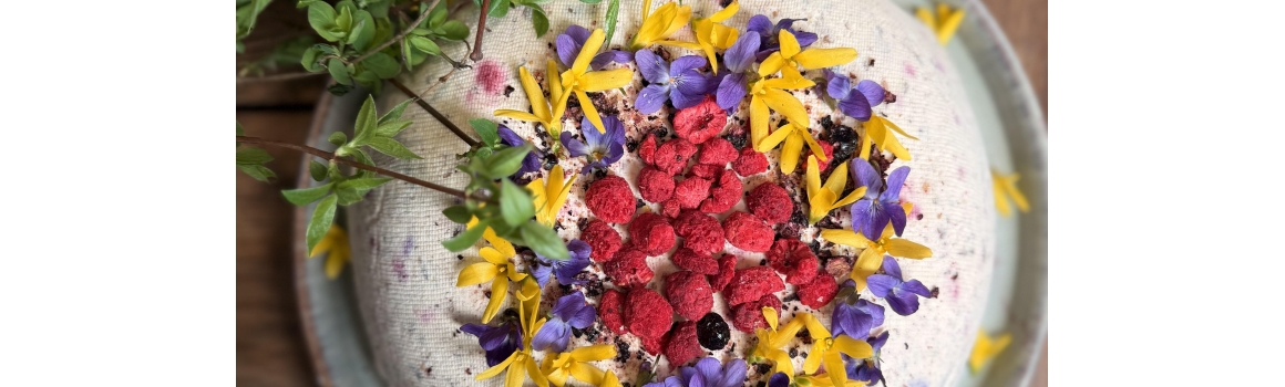 Pascha Wielkanocna z owocami liofilizowanymi, orzechami i kremem orzechowym z białą czekoladą