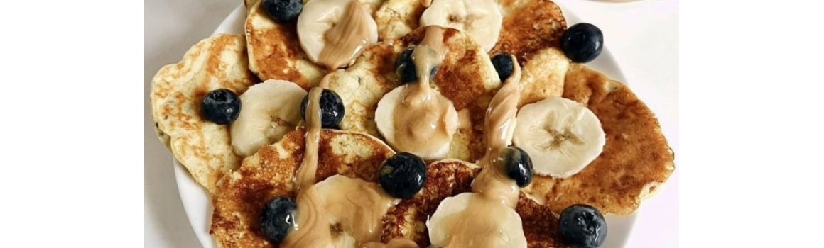 Przepisy z masłem orzechowym – naleśniki z greckim jogurtem, masłem orzechowym i owocami