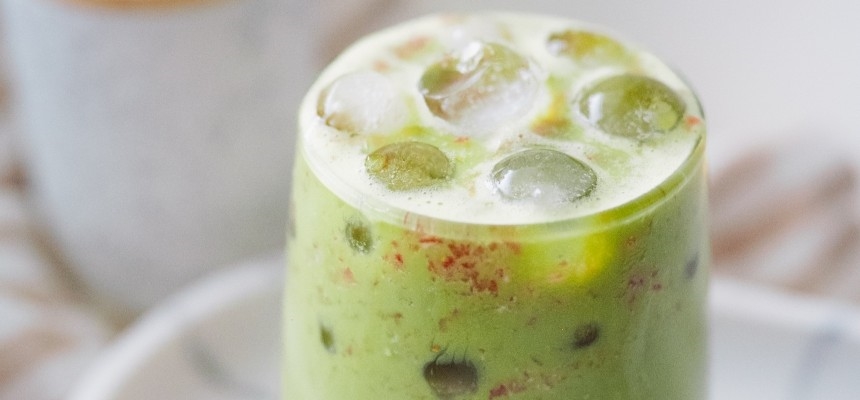 Matcha latte drink: Co to jest, jak smakuje i jak przygotować ją w domu?
