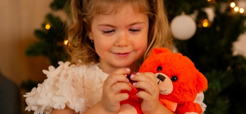 Mikołajkowe prezenty dla dzieci: pomysły na upominki, paczki i zdrowe słodycze