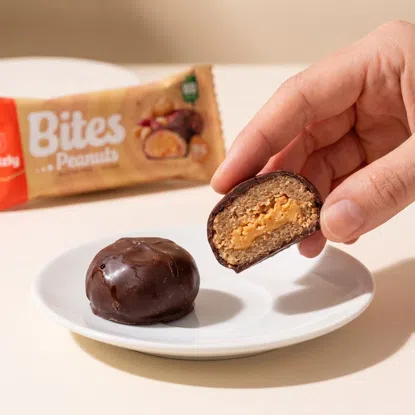 BITES Mini batoniki nadziewane orzeszkami ziemnymi w gorzkiej czekoladzie BIO (2x19 g)