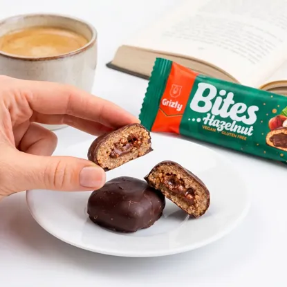 BITES Nadziewane mini batoniki z orzechów laskowych w gorzkiej czekoladzie BIO (2x19 g)