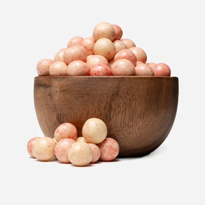 Chrupiące kuleczki w białej czekoladzie z malinami