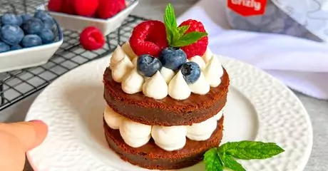 Czekoladowe ciasto cukiniowe ze świeżymi owocami