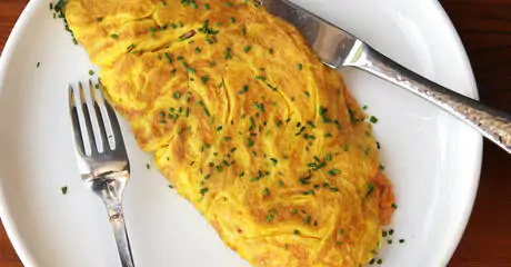 Omlet z jajkiem faszerowanym