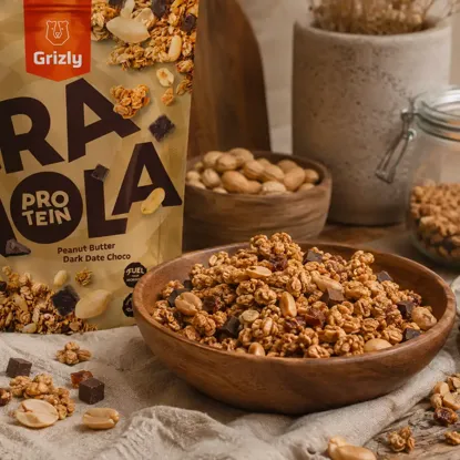 Granola proteinowa z masłem orzechowym i daktylowo-kakaowe kropelki