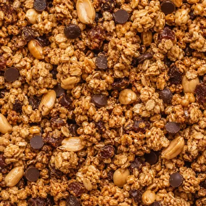 Granola proteinowa z masłem orzechowym i daktylowo-kakaowe kropelki