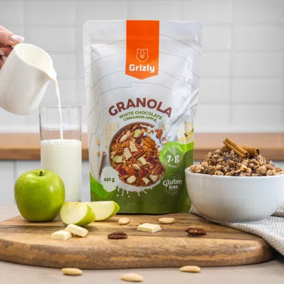 Granola z białą czekoladą, cynamonem i jabłkiem