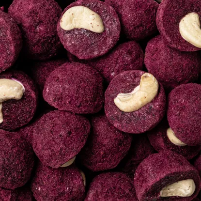 Koszyczki z liofilizowanym jagodowe i orzechami nerkowca