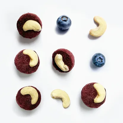 Koszyczki z liofilizowanym jagodowe i orzechami nerkowca