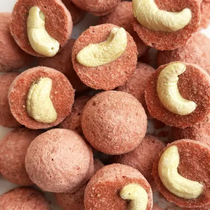 Koszyczki z liofilizowanymi truskawkami i orzechami nerkowca